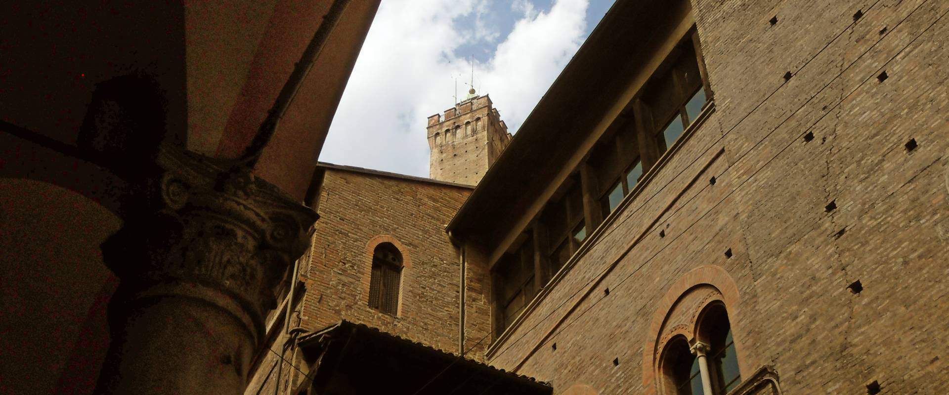 Torre degli Asinelli da un portico di via Santo Stefano foto di Lia Versaci